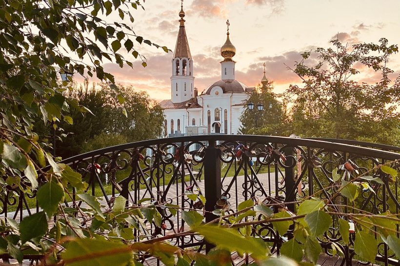 Никольский сквер, окружённый зелеными насаждениями